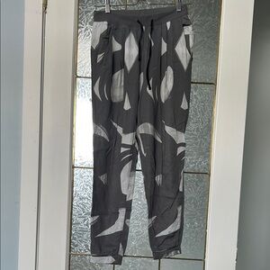Lululemon Stylish Gray Patterned Pants